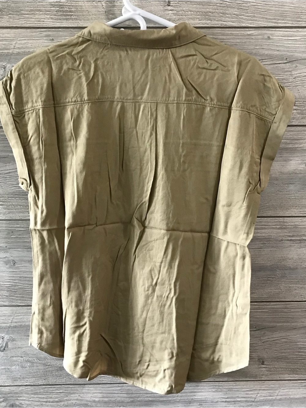 BN Zenana Sleeveless Lightweight Button Up - Picture 3 of 9